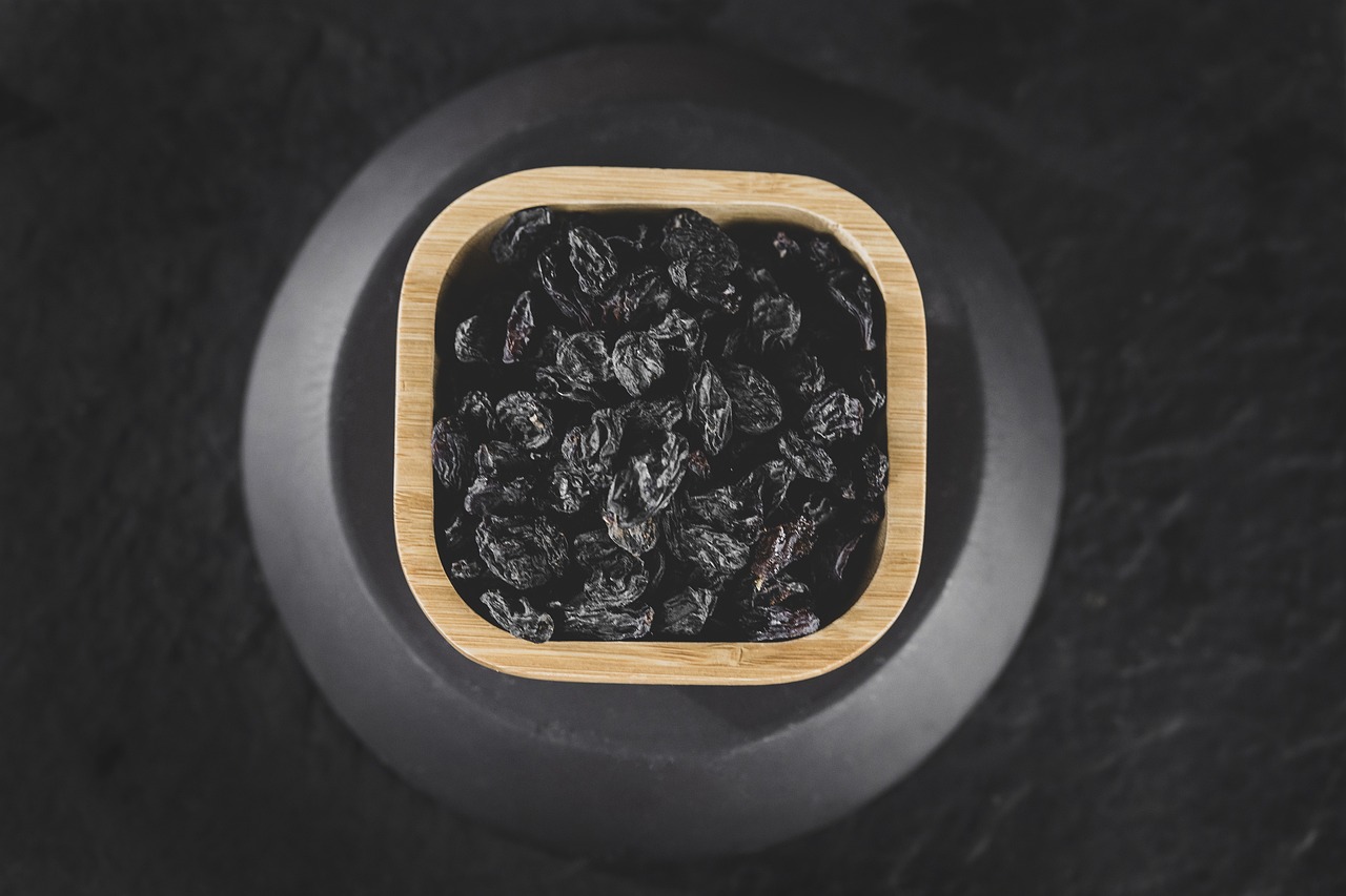 Unveiling the Marvels of Black Raisins with Seeds: A Treasure Trove of Health Benefits